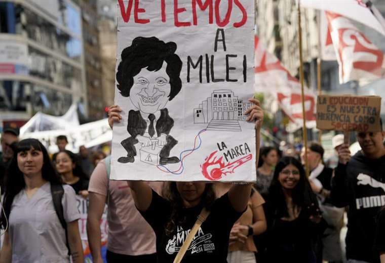 Multitudinaria protesta contra el ajuste en la universidad pública argentina