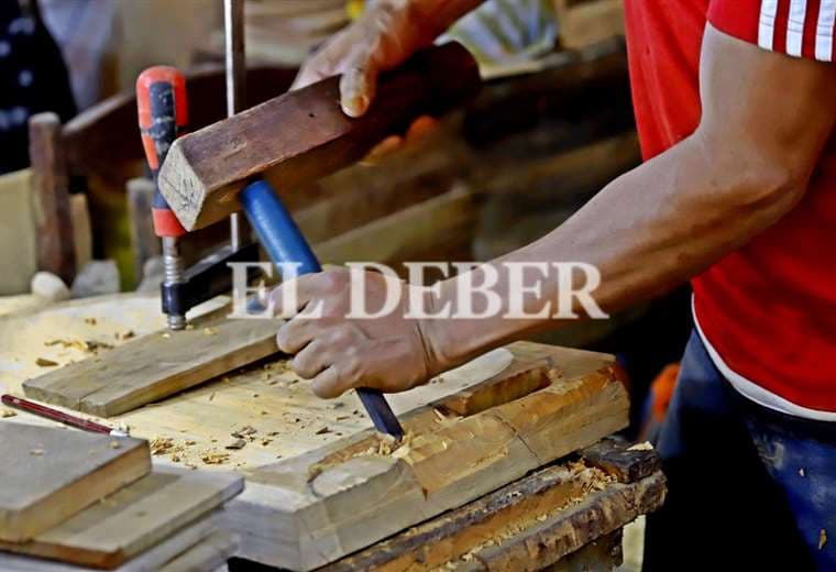 Artesanos trabajan la madera dentro del penal de Palmasola / Foto: Jorge Gutiérrez