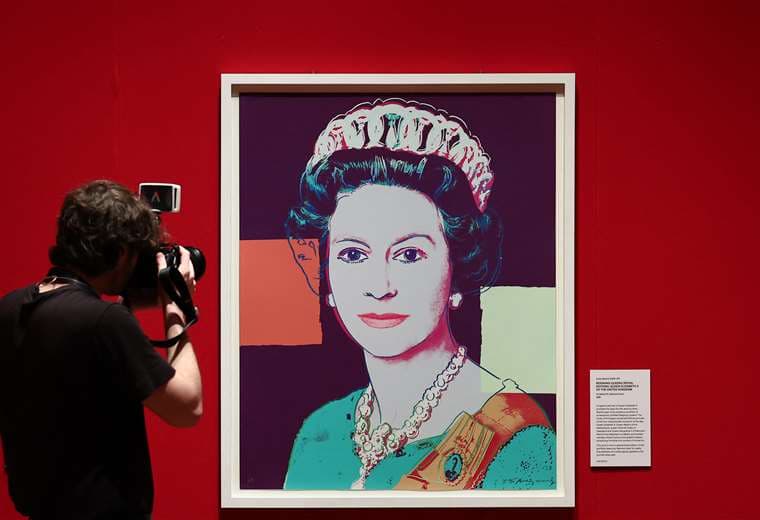 Un siglo de retratos fotográficos de la monarquía británica en exposición en Palacio de Buckingham