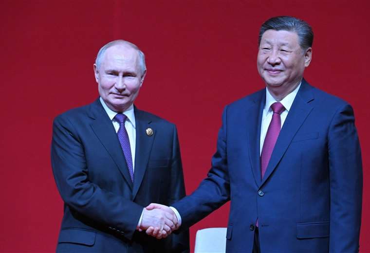Xi recibe a Putin y elogia una relación "propicia a la paz" mundial