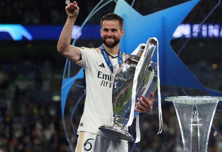 Nacho recibió la ‘Orejona’ como capitán del Real Madrid. Foto: AFP