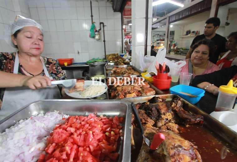 Doña Choquita atiende a sus clientes en el mercado El Trompillo / Foto: Ricardo Montero