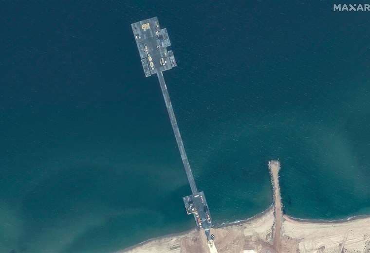 El muelle flotante de Estados Unidos frente a la costa de la Franja de Gaza / AP - Maxar