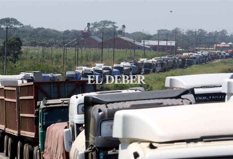Una larga columna de motorizados en la carretera a Yapacaní. Foto: Juan Carlos Torrejón