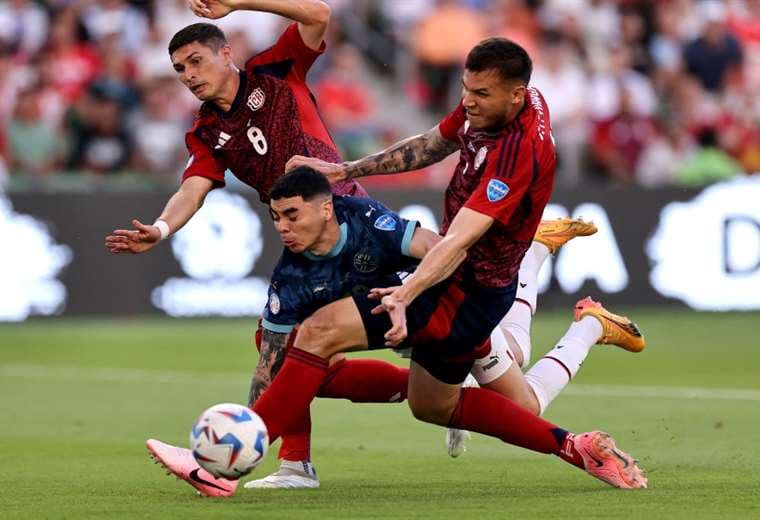 Costa Rica superó (2-1) a Paraguay, pero no le alcanzó para clasificarse