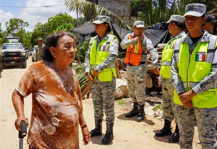 Turistas evacuados y vuelos suspendidos en México ante acercamiento de Beryl.AFP