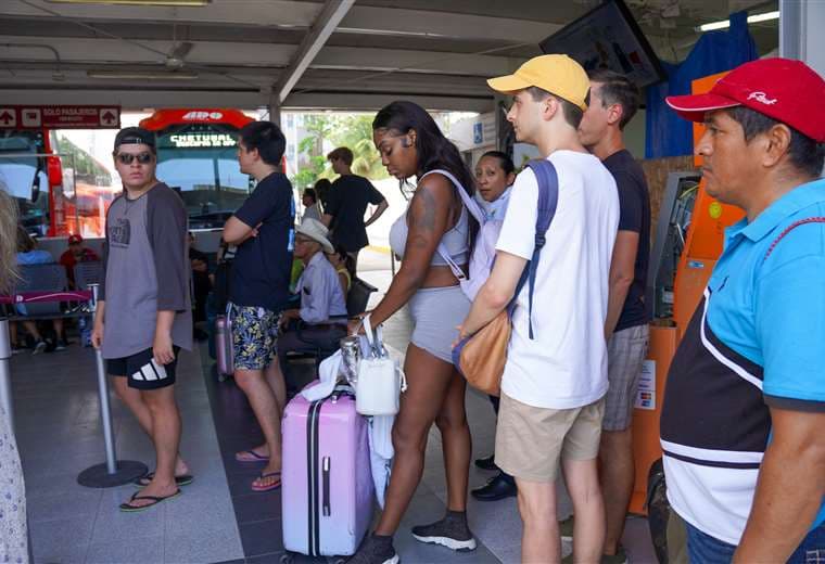 Turistas evacuados y vuelos suspendidos en México ante acercamiento de Beryl