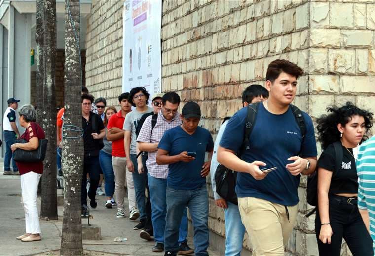 Miles de jóvenes acuden a los centros de empadronamiento a pocas horas del plazo electoral