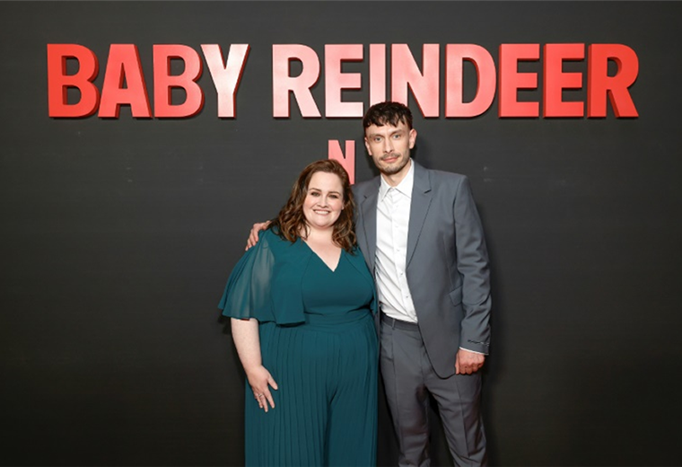 Jessica Gunning y Richard Gadd protagonizan "Bebé reno", éxito de Netflix. Foto. Internet 