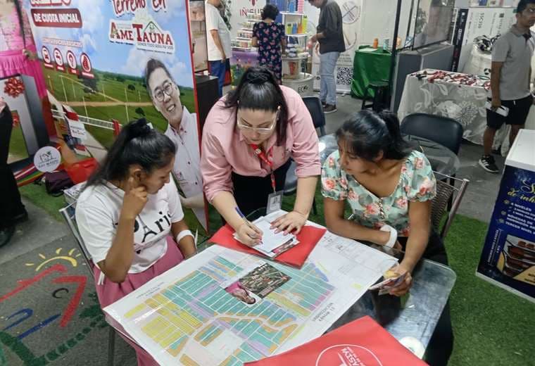 La oferta de terrenos fue un aspecto destacado en la feria /Foto: EL DEBER