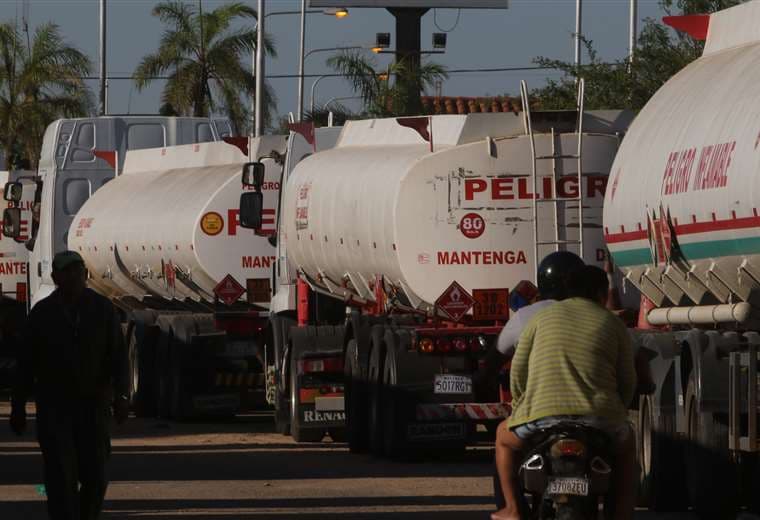 Gobierno emite decreto para importación directa de combustible y reduce permisos de un año a 10 días